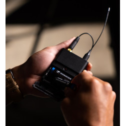 EW-DP ENG SET Systeme numerique portable avec micro-cravate omni ME 2 et emetteur plug-on SKP Sennheiser