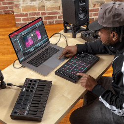 MPC-STUDIO-II 16 pads, ruban tactile 140 mm, écran OLED AKAI PROFESSIONAL