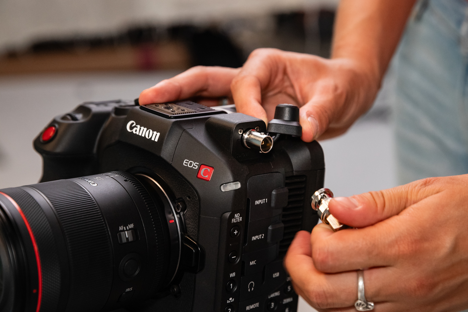 4549292224641-EOS%20C80_Lifestyle_SDI_Connection_627140.jpg